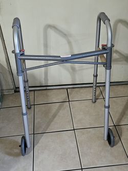 Folding Walker With Front Wheels/Andador Que Se Dobla Con Llantas Delanteras
