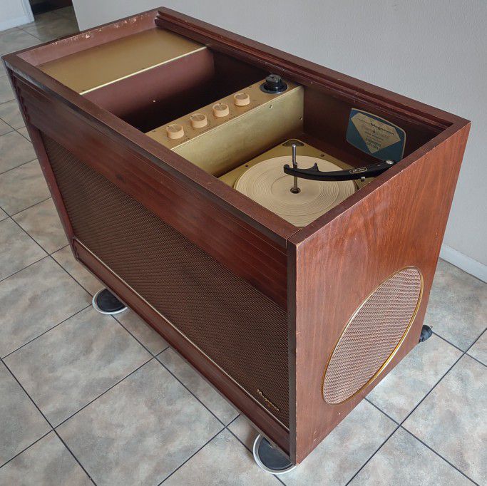 Vintage Mid-Century Record Player Console Tube Amp Magnavox 