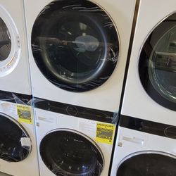 NEW LG WASHTOWER FRONT LOAD WASHER 4.5CU FT AND GAS DRYER SET EASY TO REACH  CENTER CONTROLS 