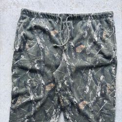 NO BOUNDARIES MEN CAMO TREE SWEATS 