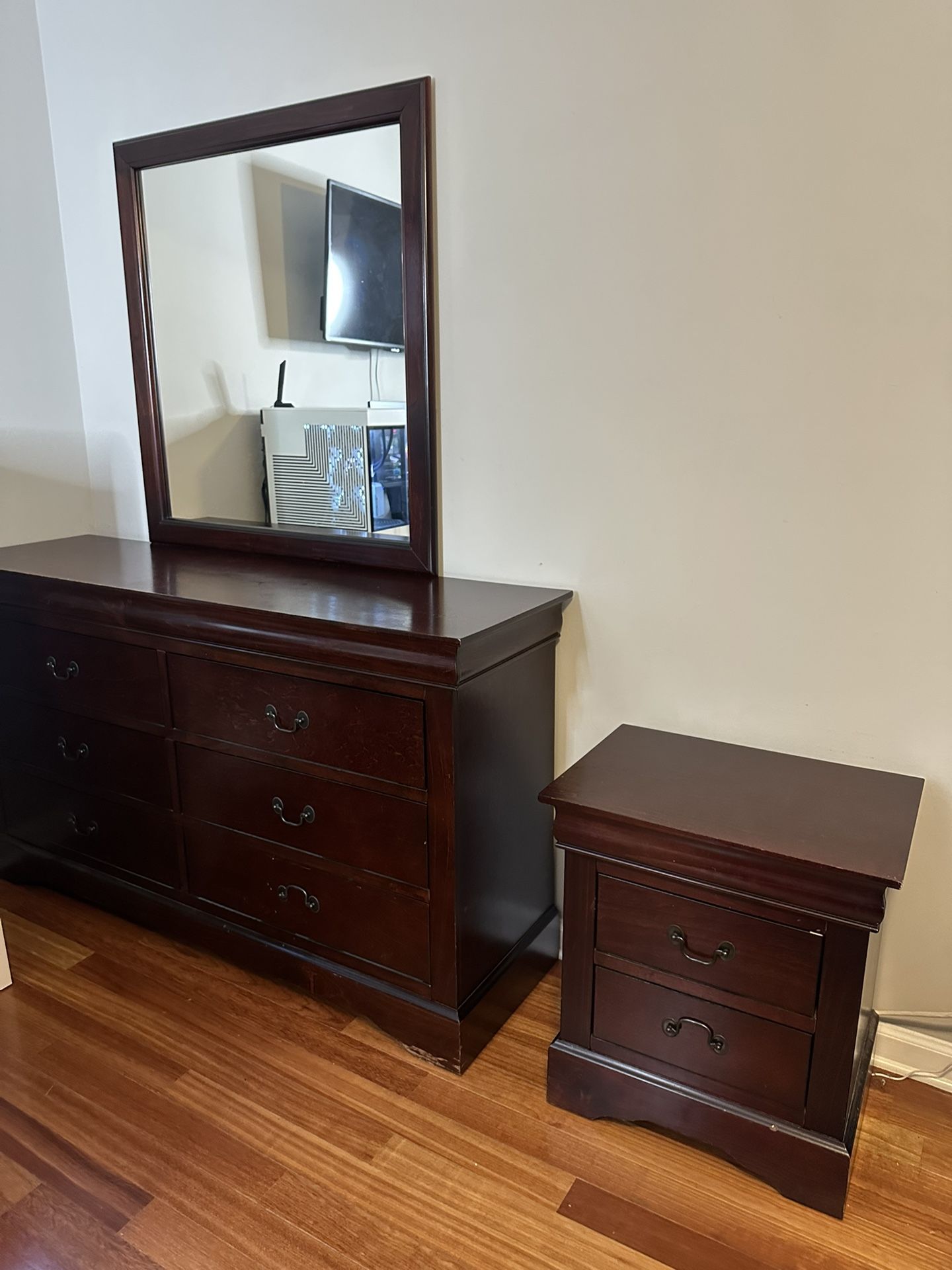 Bedroom dresser and mirror with nightstand set