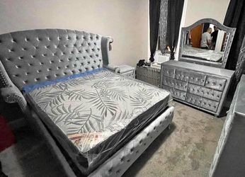 New 4pc bedroom set in box 1499