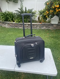 Like New Samsonite Business Carry On Luggage