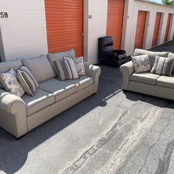 Beautiful Taupe Living Room Set (Sofa and Loveseat) in (Great Condition) 🛋️🛋️