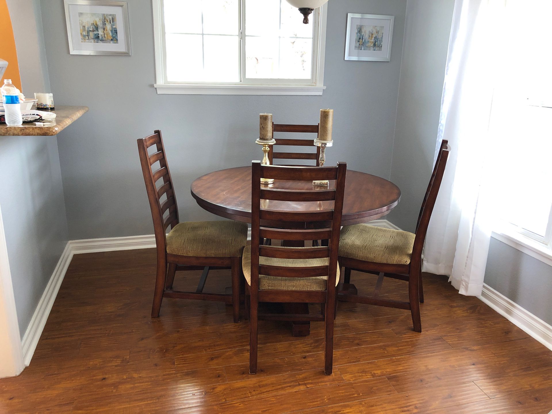 4’ Round Dinner Table with 4 Chairs in great shape