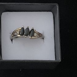 Size 8 Beautiful Gold Ring w/ 3 Black Stones & 2 Clear Stones 