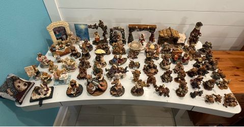 61 Boyds Bears & Friends figures.