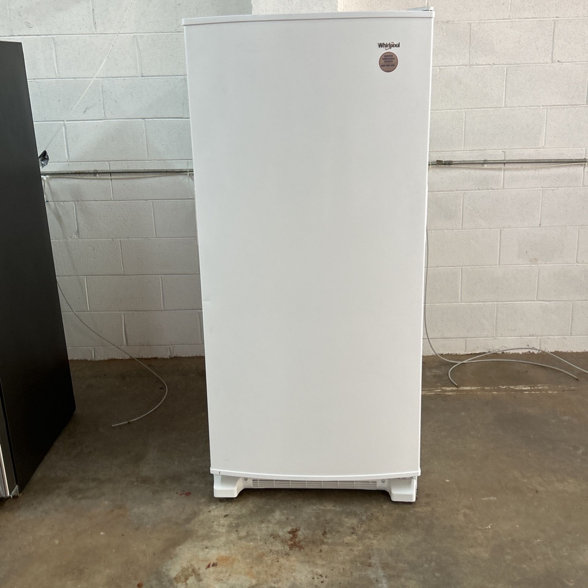 WHIRLPOOL WHITE UPRIGHT FREEZER
