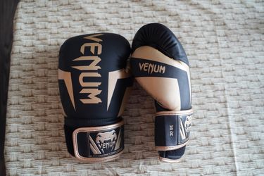 Venum Elite Boxing Gloves 16 oz – Never Used