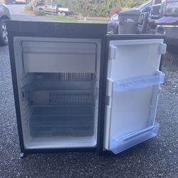 Mobile Home / RV Refrigerator – LP Gas, 12V DC, or 120V AC