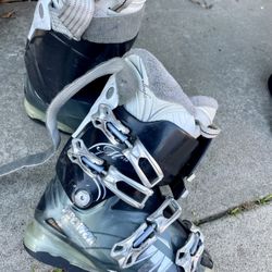 Ski Boots 🎿 28.5 (Size female 7)