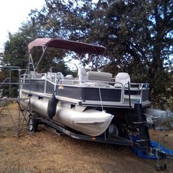 20' Pontoon Boat