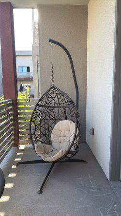 Swinging egg chair