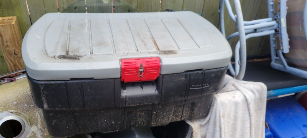 Rubbermaid Storage Bin