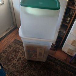 Rubbermaid Storage Container For Christmas Wrapping Paper And Crafts 