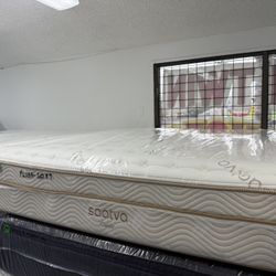 KING SIZE SAATVA CLASSIC MATTRESS & BOX SPRINGS BED SET