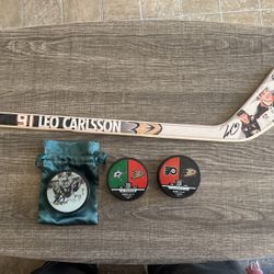 Anaheim Ducks Leo Carlsson Mini Stick, Autograph And Hockey Pucks