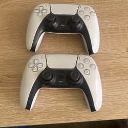 2 PS5 Controllers (With Charger)