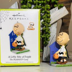 NIB 2011 Hallmark Keepsake "A Little Bite of Fright" Charlie Brown Vampire