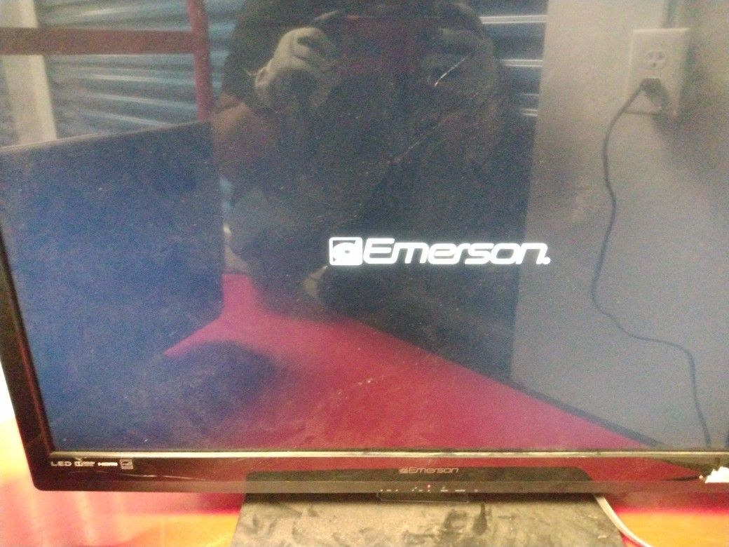 Emerson 32" HD TV (No Remote)