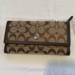 COACH NEW CHECKBOOK WALLET KHAKI/ MAHOGANY 