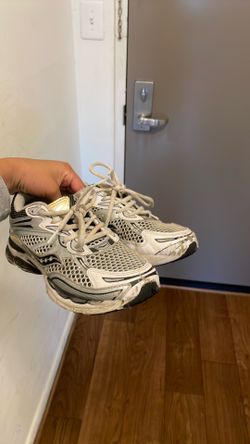 Saucony ProGrid Omni 9 size 7, specifically in a silver and gold colorway