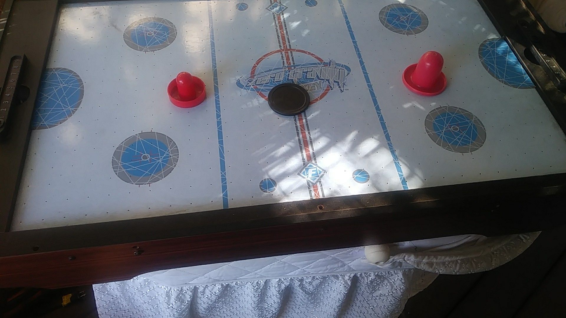 Moving hockey game table