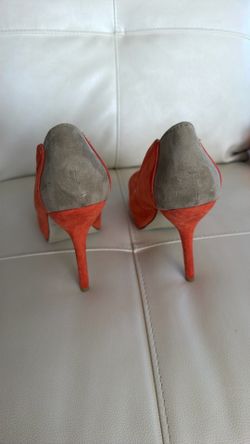 Hi heels use orange and beige color