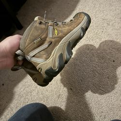 Size  9 Men Keen Waterproof Hiking Boots