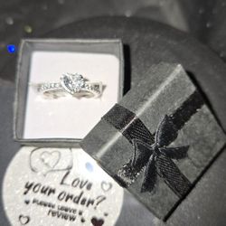 NEW Size 9 PANDORA with tag 58mm Sterling Silver Heart Ring
Comes with the black ring box that you see in the pictures. 