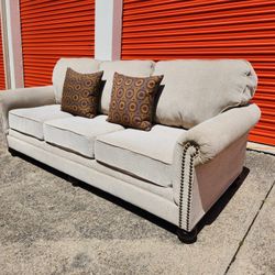 Nice Couch (delivery available)