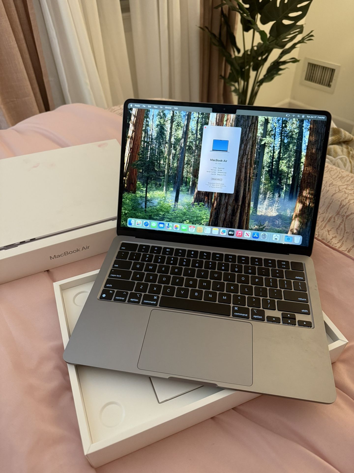 Apple MacBook Air 2022 M2 13” 24 GB Memory 1 TB SSD + AppleCare