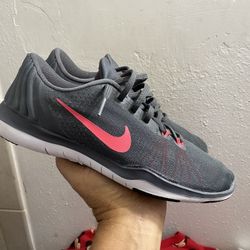 NIKE Women's Flex Supreme TR5 Cross Training Shoes-Gray Pink size 10 