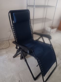This is a foldable lounge chair. In Great shape. Selling for $25