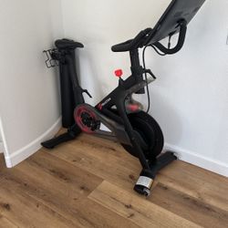 Peloton Bike (+mat and Plywood Base)