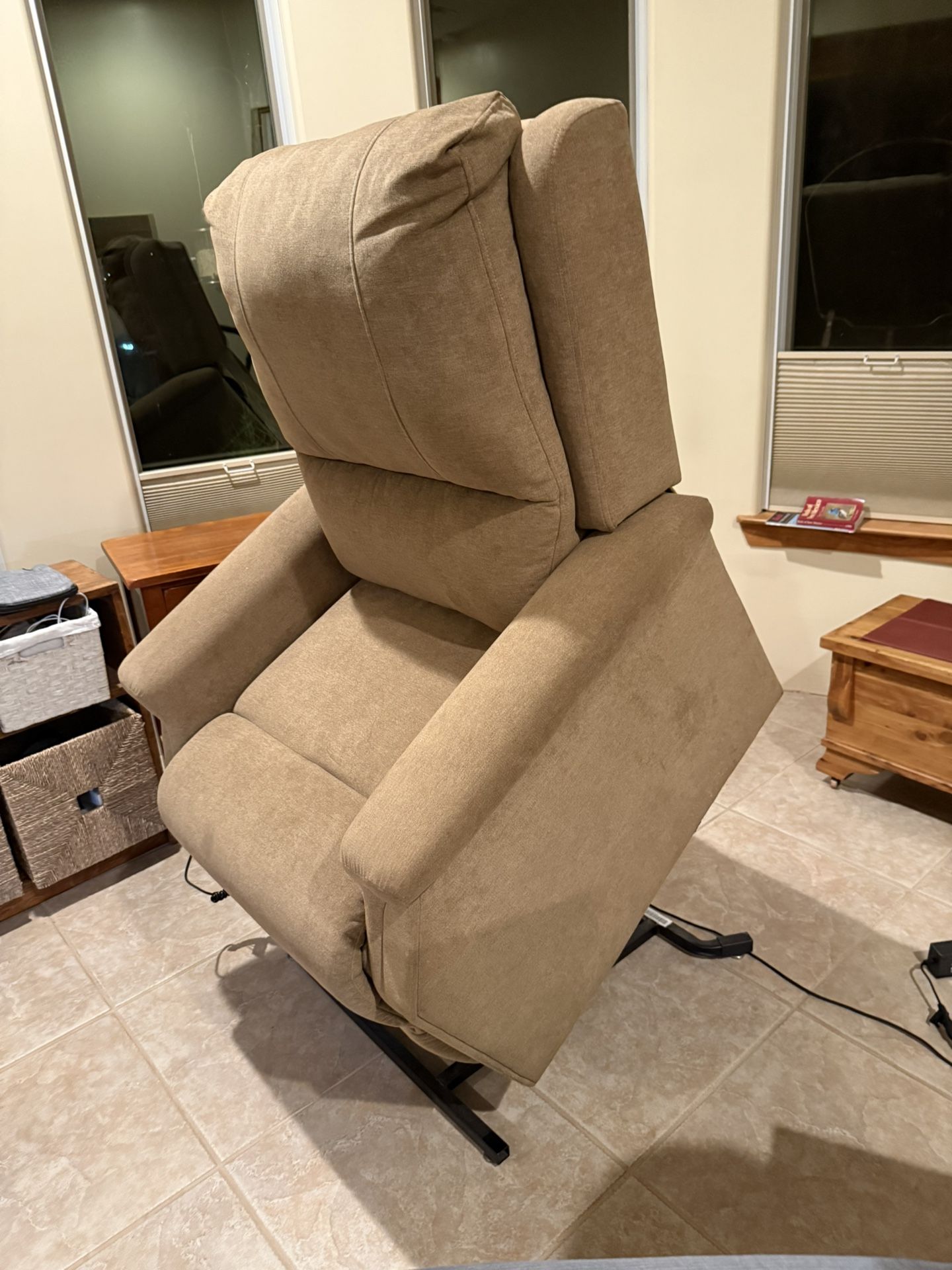 Power-lift Recliner. Like New