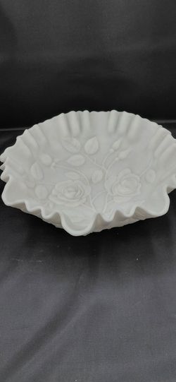 Beautiful Vintage Imperial Custard Glass Bowl With Embossed Roses