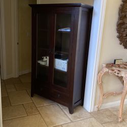 Hutch / China Cabinet 