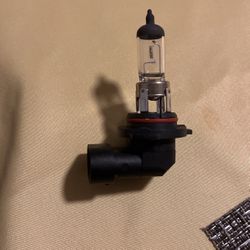 9006 Headlight bulb