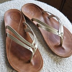 OluKai U'i Womens Gold Flip Flop Sz 7 - Like New