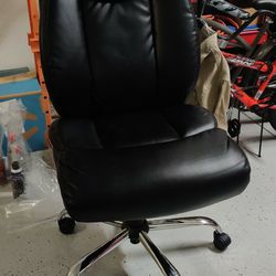 Excellent Condition. Leather Office Chair. 