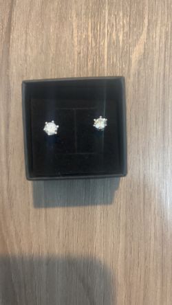 Round diamond Stud Earrings