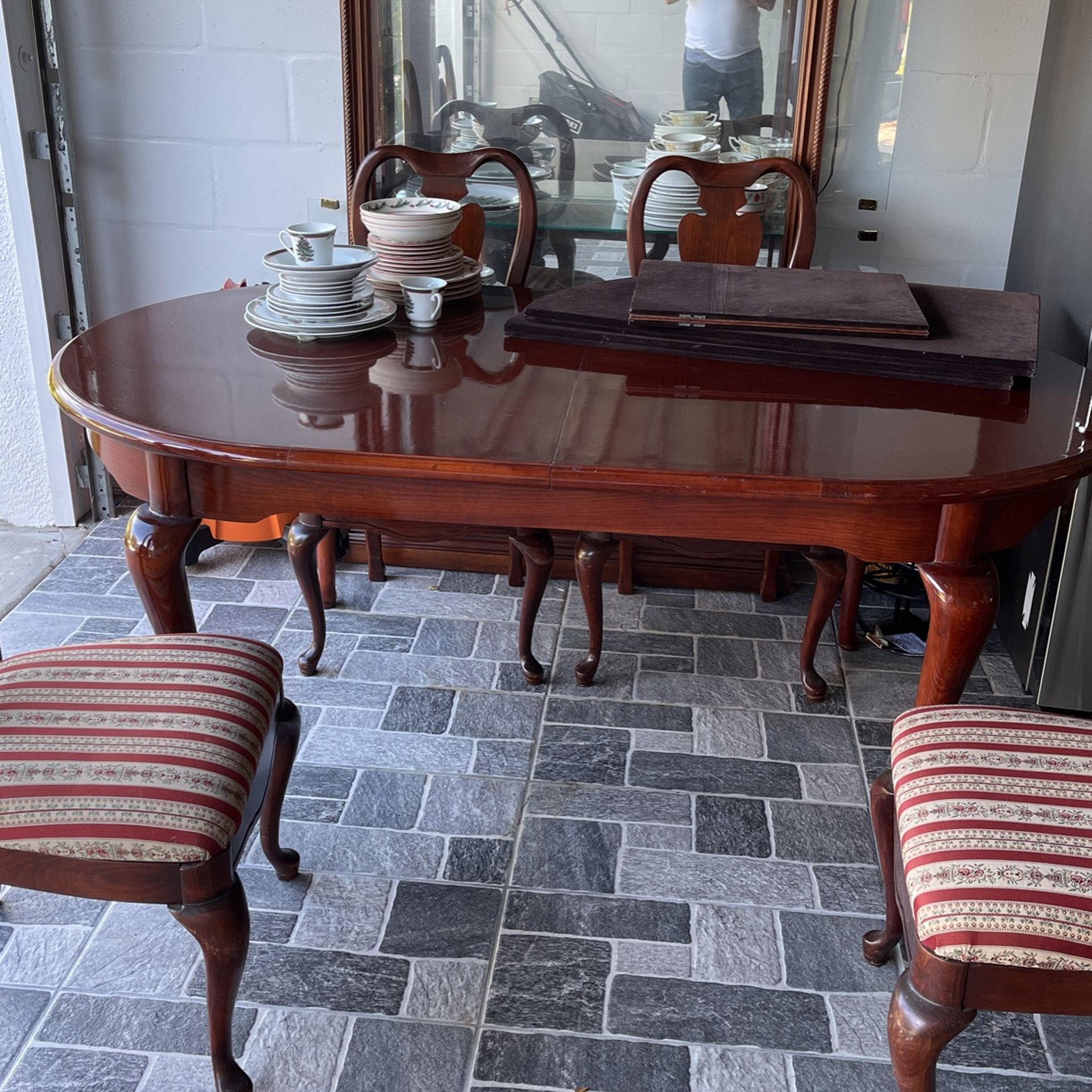 4 chairs Dinning set