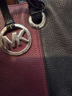 Soft Leather Michael Kors Large size Handbag/purse, Pickup East side, Cash Only.
Bolso Michael Kors de piel suave (tamaño grande). Venir por ella en