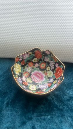 Vintage Chinese black porcelain bowl with polychrome floral decoration.