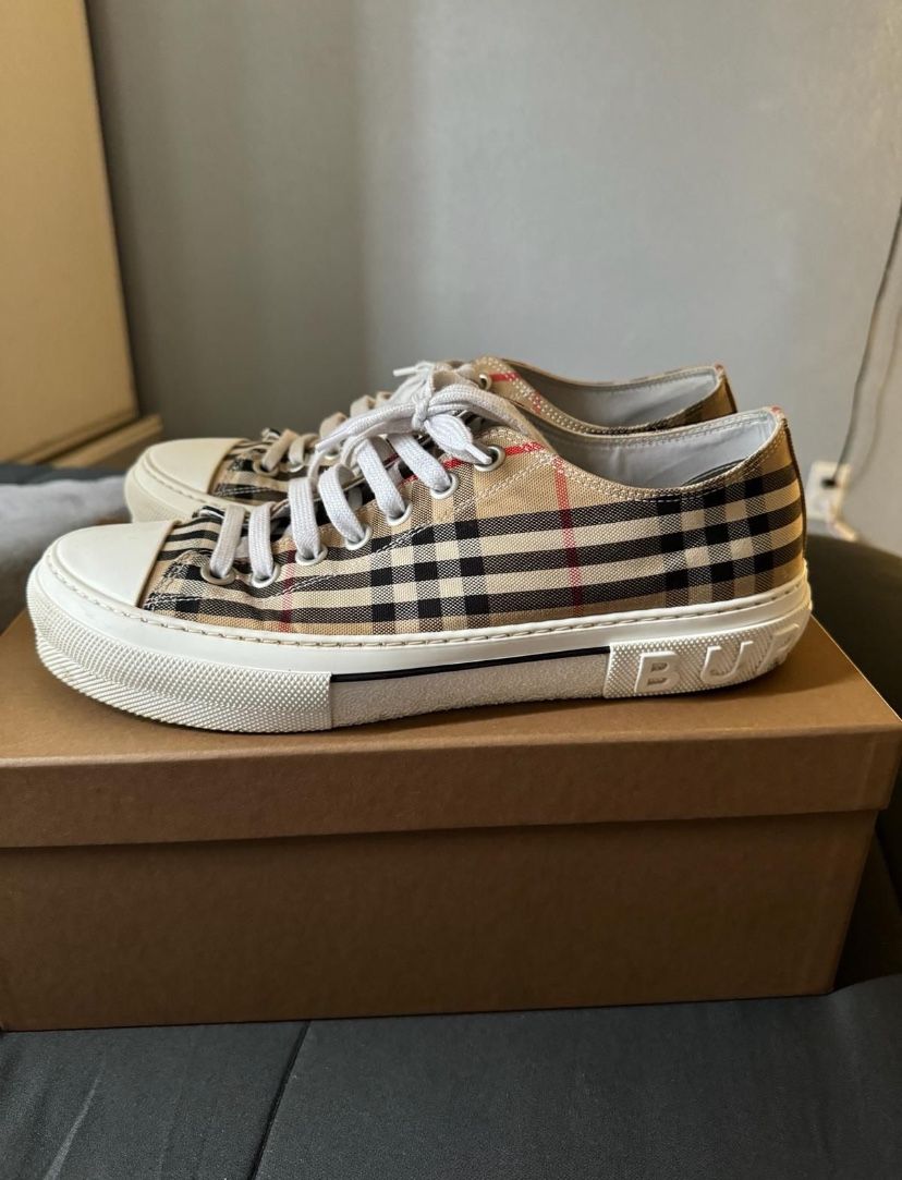 Burberry Men Shoes$300