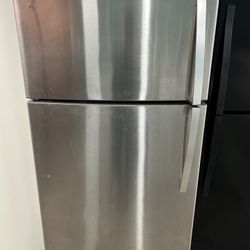 22 Cubic Foot Stainless Refrigerator With Ice Maker