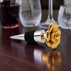 Golden Flower Shaped Topper Reusable Wine Bottle Stoppers For Wine & Beverages. This is a decorative wine bottle stopper featuring a golden rose top. 