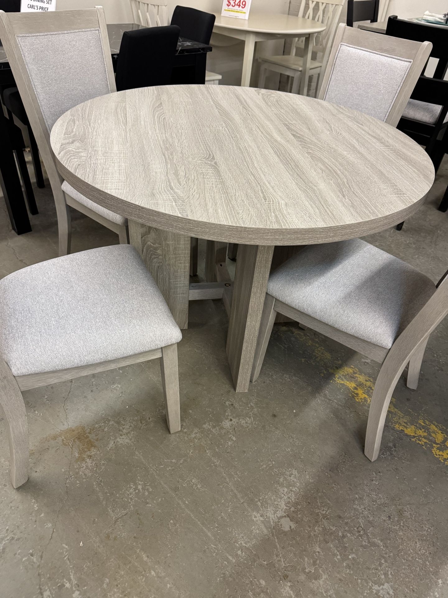 Round Table With 4 Chairs.