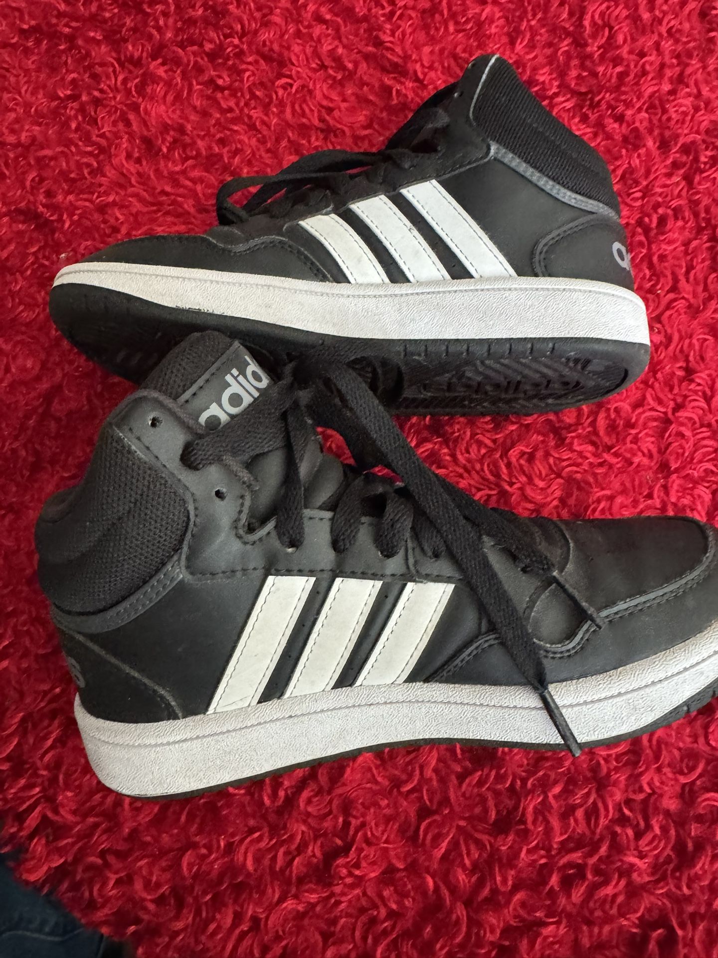 😱 USED in Very Good Condition ❗️ADIDAS❗️TENNIS SHOES❗️Size 2c BOYS❗️$20.00 FIRM❗️